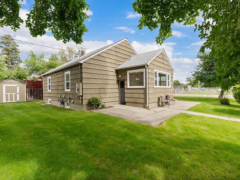 141 Hastings Ave photo 5