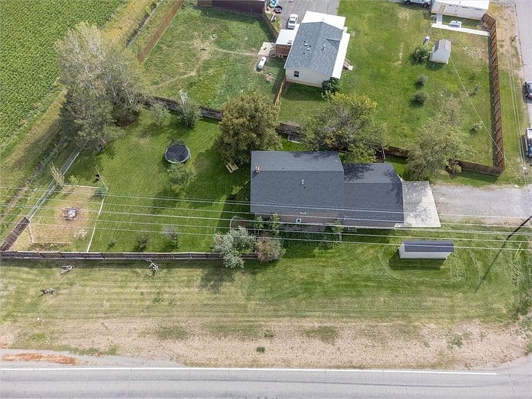 1679 Jute St photo 2
