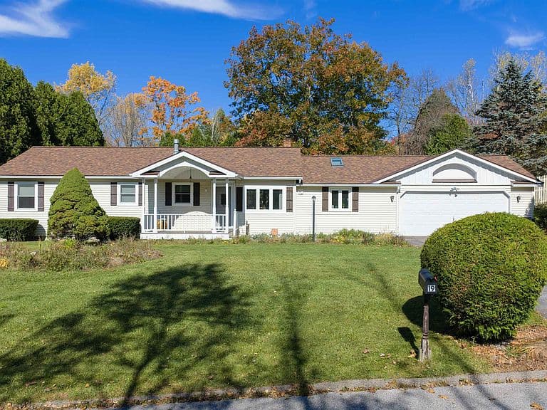 19 Elmwood Drive photo 2