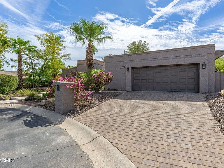 220 W WILLOW Avenue photo 4