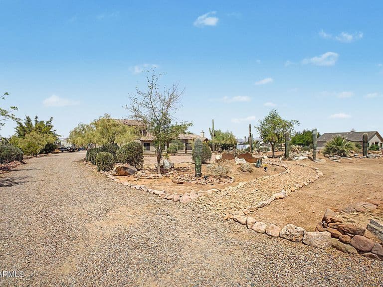 1502 S PROSPECTORS Road photo 4