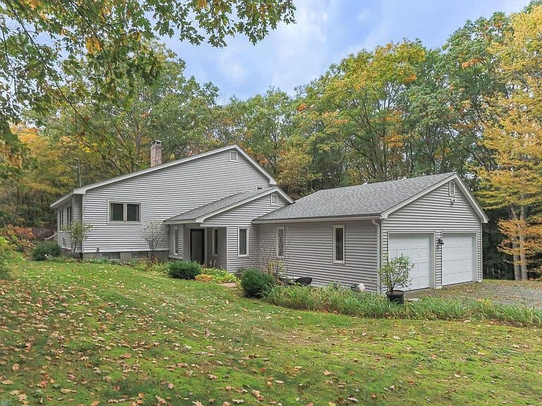 565 Old County Road photo 3