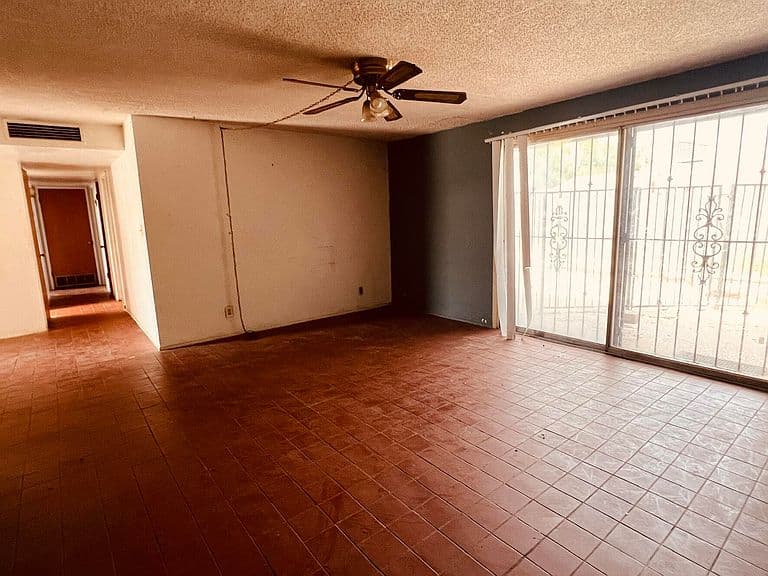 2050 W Amy Dr photo 3
