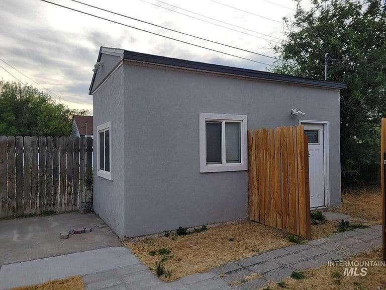 1129 6th Ave E photo 3
