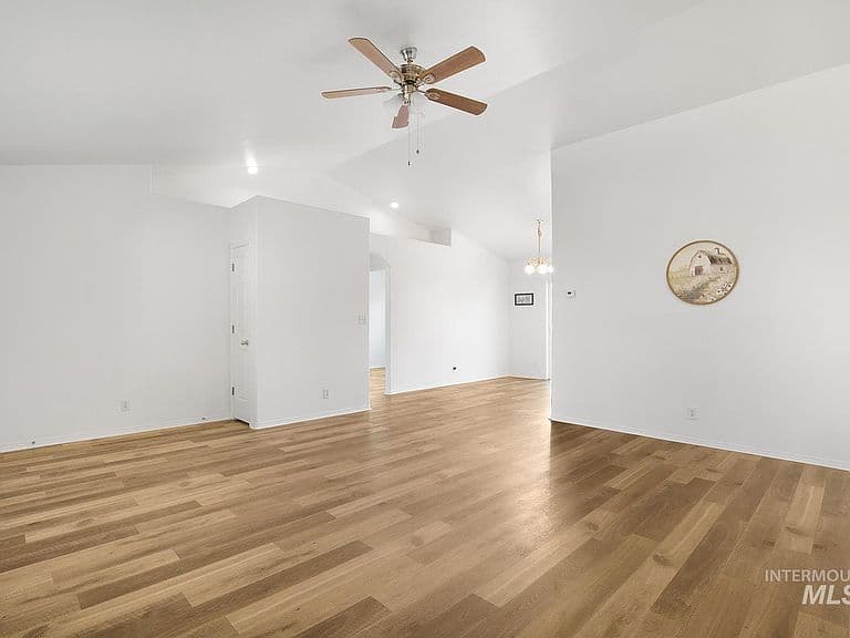 2440 Ironwood Ave photo 3