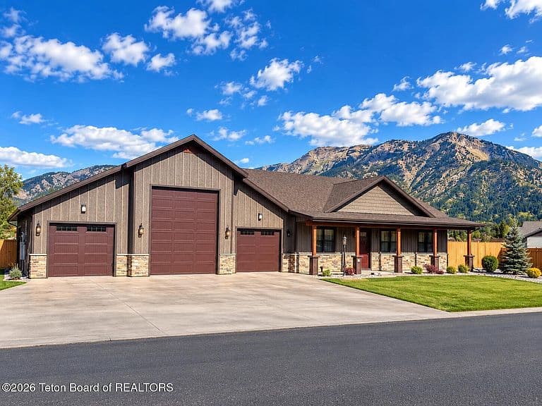 444 River View Dr photo 1