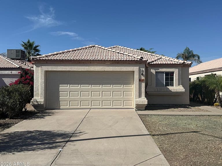 4622 E GROVERS Avenue photo 1