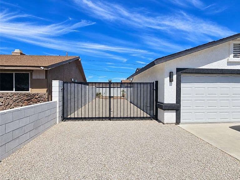 673 Lilac Lane photo 3
