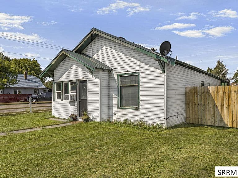405 1st W photo 3