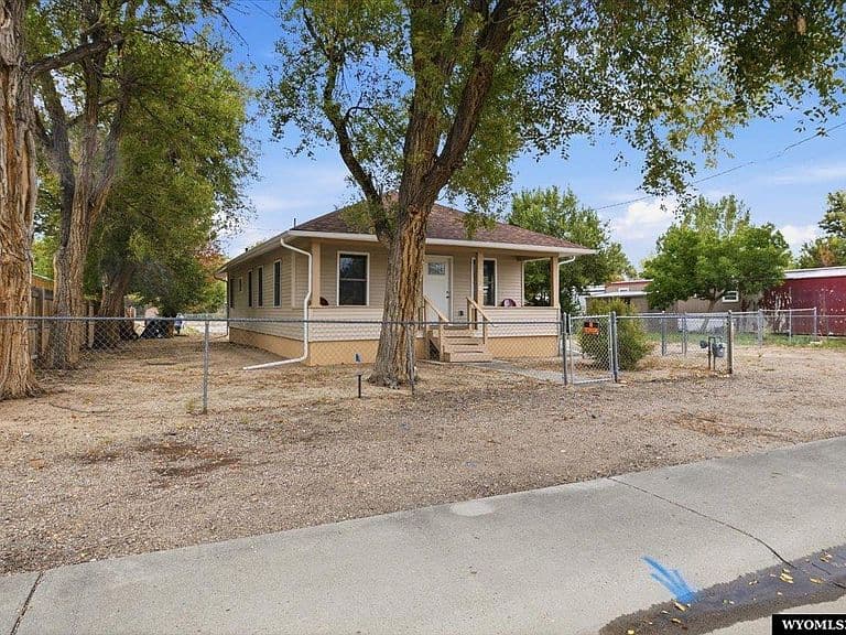 206 E M St photo 3