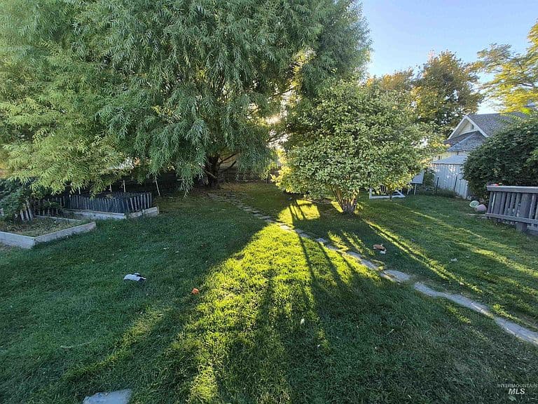211 Center St E photo 5