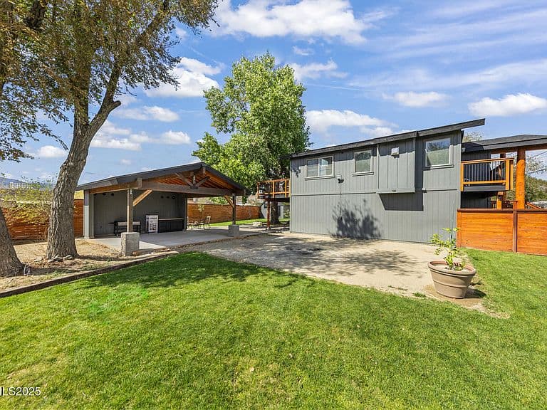 2048 Poole Way photo 3