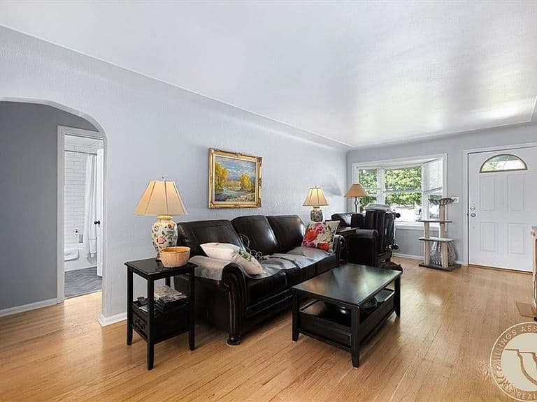 1210 Harvard Ave photo 4
