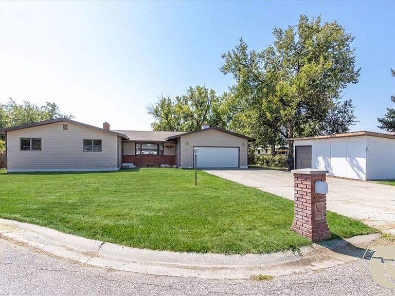 1621 Augsburg Dr photo 1