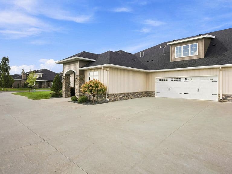 5074 Prosperity Way S photo 2