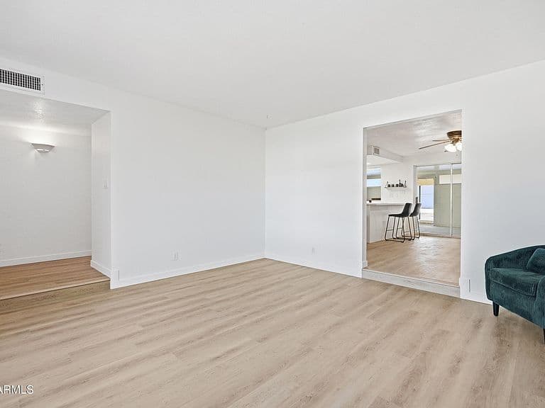 556 N HOBSON Plaza photo 3