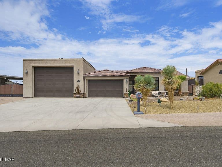 3239 Palmtree Dr photo 1