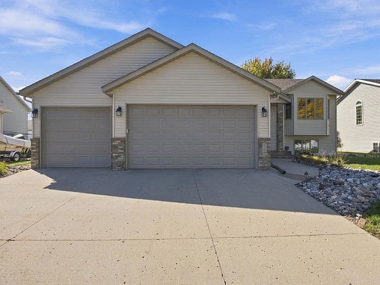 675 Wyndemere Dr photo 2