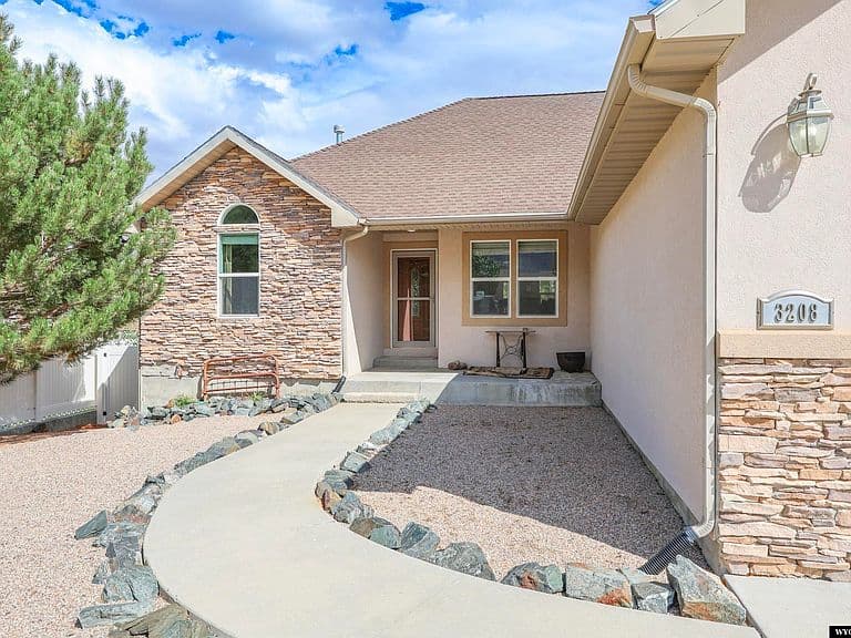 3208 Magnolia Dr photo 2