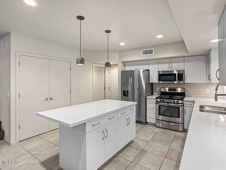 817 E Park Modern Dr photo 5
