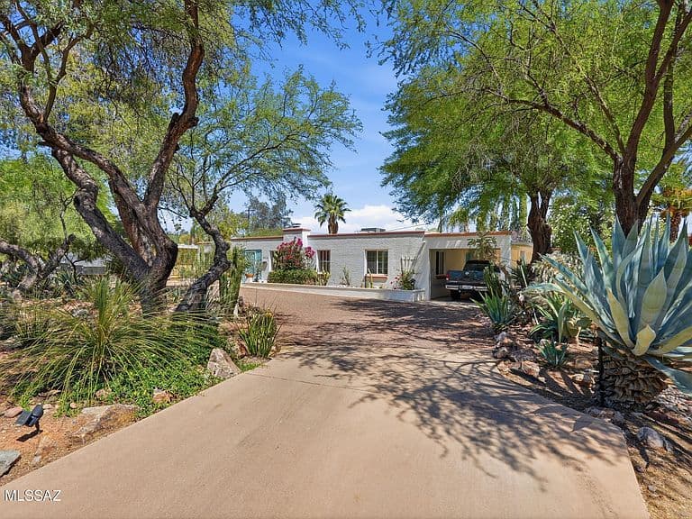 3813 E Calle De Soto photo 1