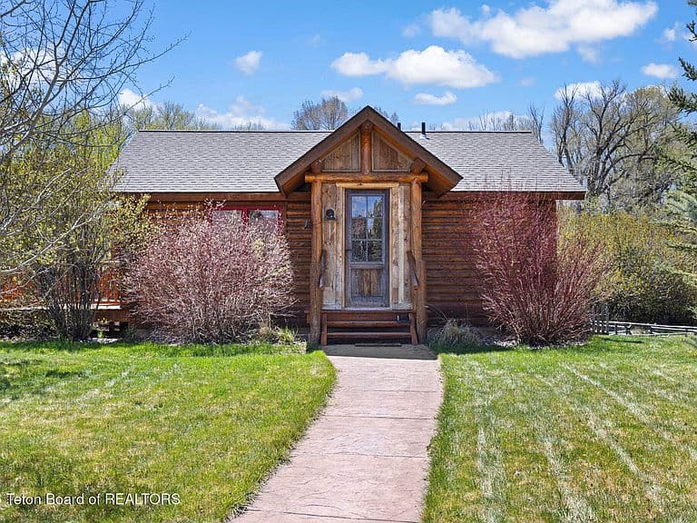 785 W Highway 33 photo 1