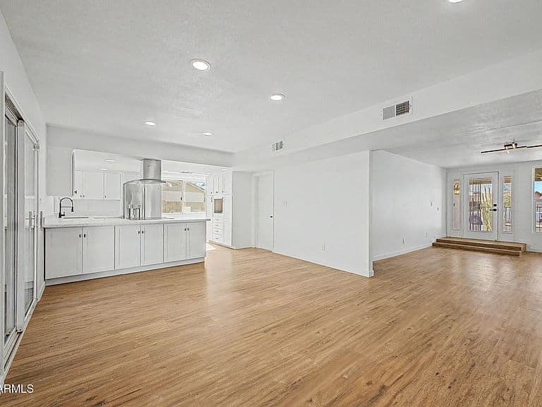 10819 W FRIER Drive photo 5