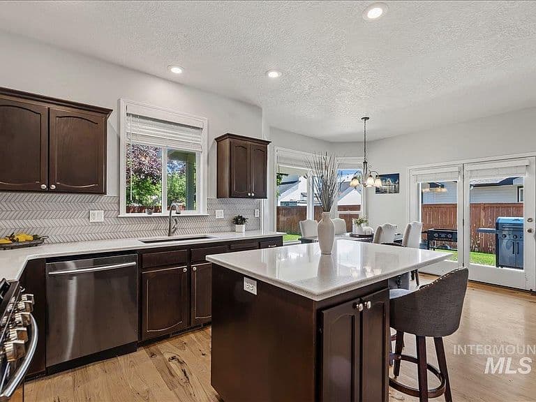 2078 W Lowry St photo 5