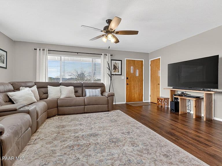 626 Flora St photo 5