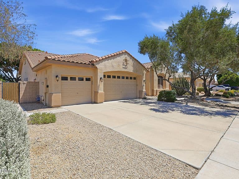8056 W LOUISE Drive photo 4