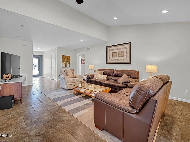 1110 E ORANGEWOOD Avenue photo 4