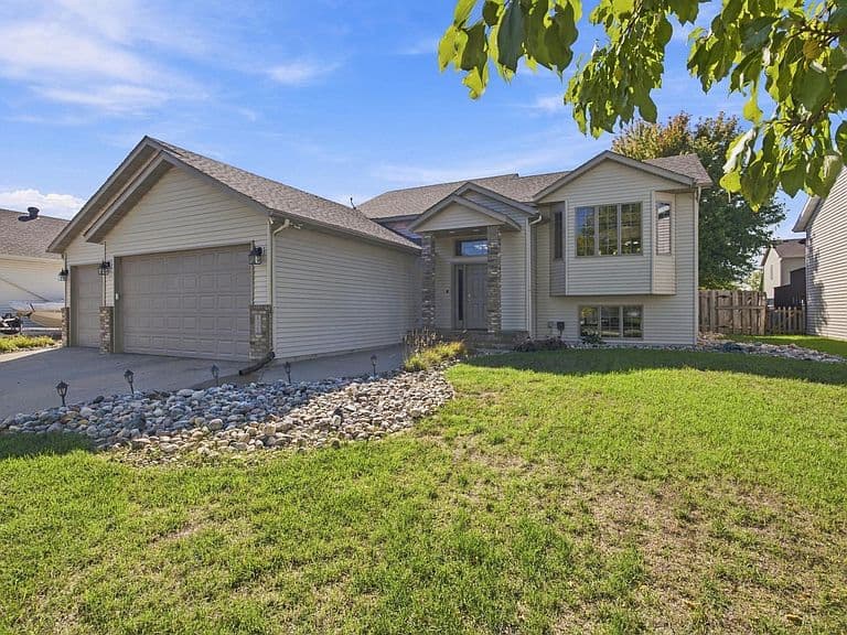 675 Wyndemere Dr photo 1