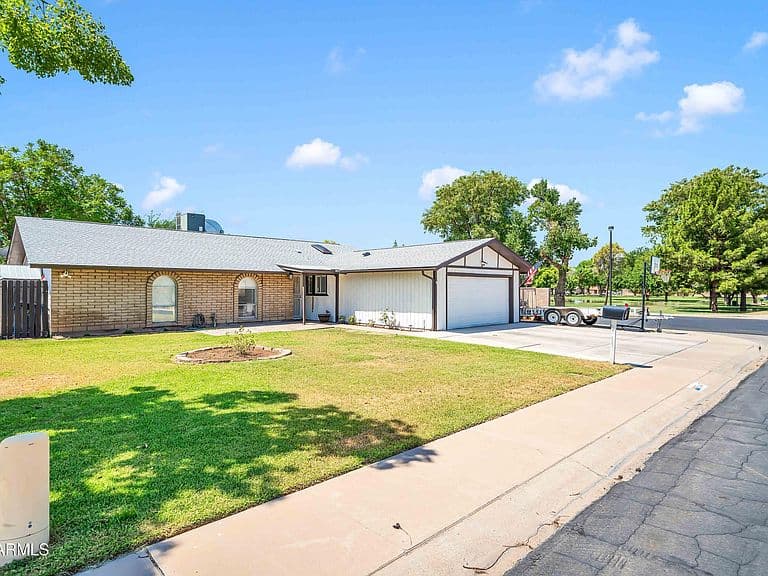 5647 W VOGEL Avenue photo 3
