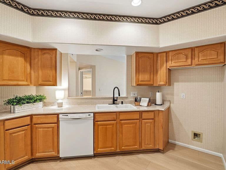 1747 E NORTHERN Avenue #102 photo 3