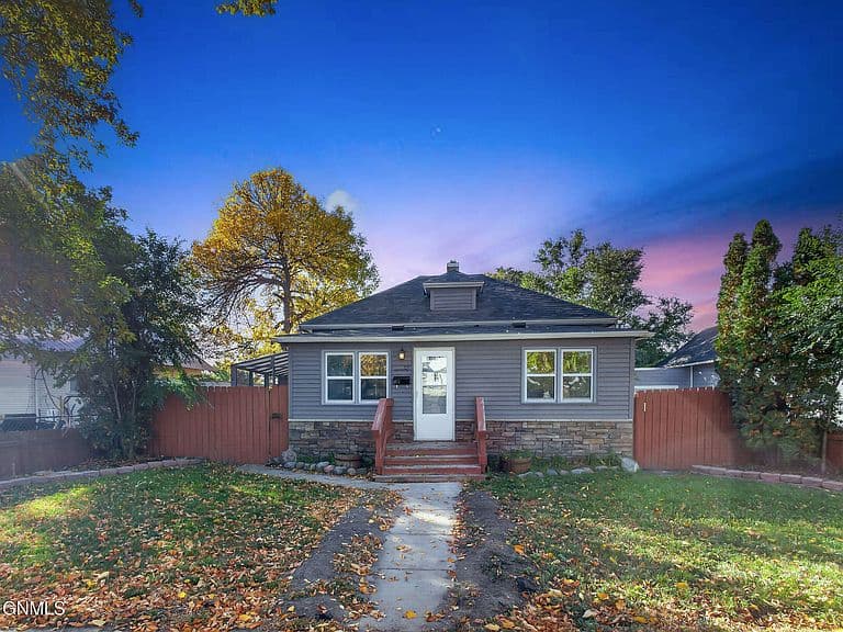 811 4th St W photo 2