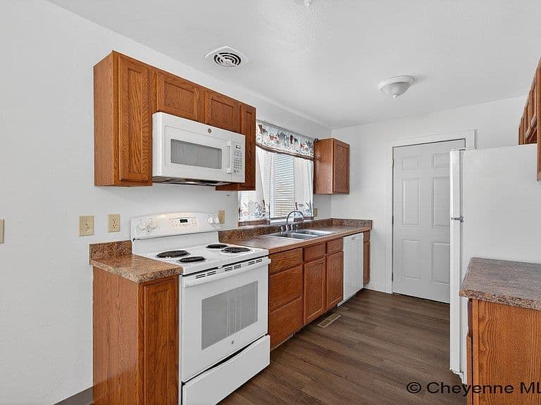 221 Desmet Dr photo 5