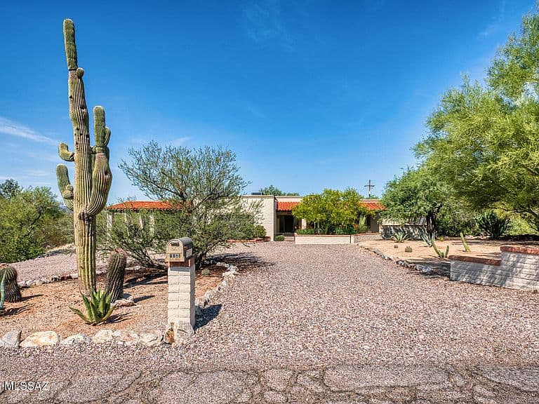 7021 N Giaconda Way photo 3