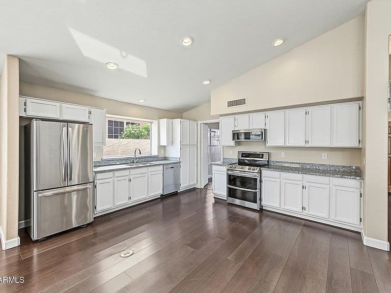 1218 E AZURE SEA Lane photo 3