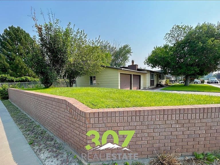 909 Avenue E photo 5