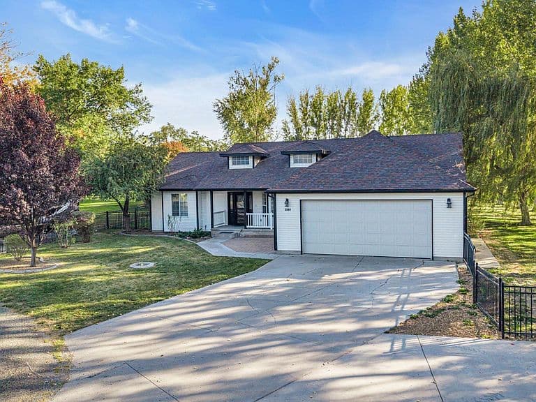 2560 Spruceridge Cir photo 4