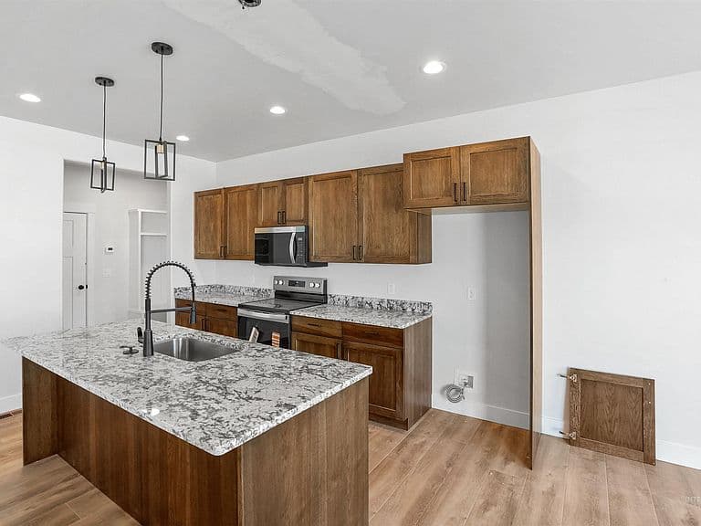 1504 Belle Dr photo 2