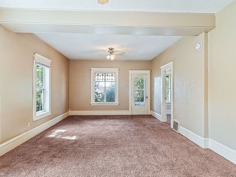 1104 Kelly Ave photo 3