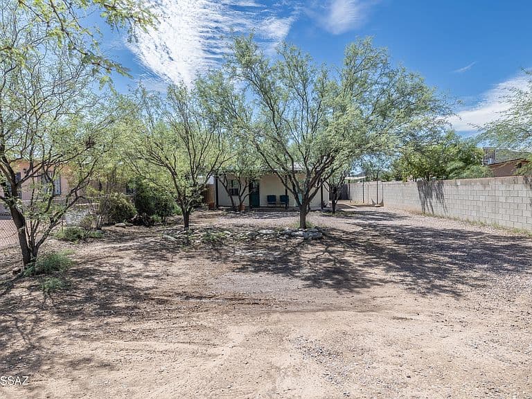 1313 W Saint Clair St photo 2