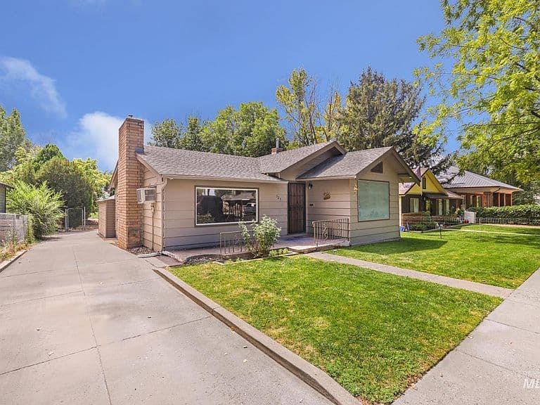 325 E Avenue D photo 3