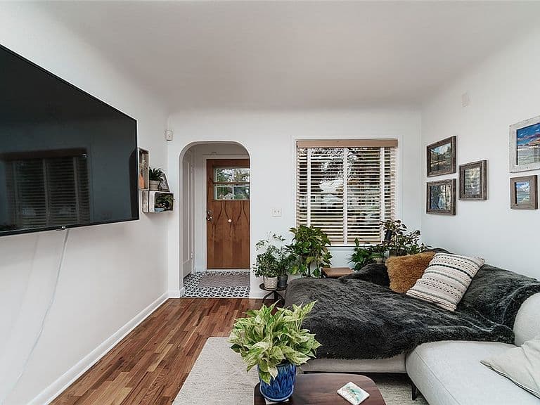 725 Cook Ave photo 2