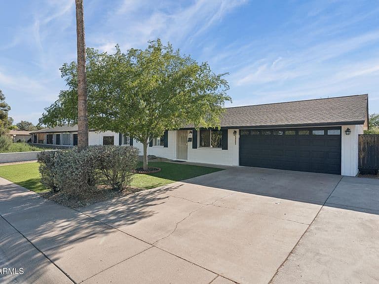 13842 N 37TH Way photo 2
