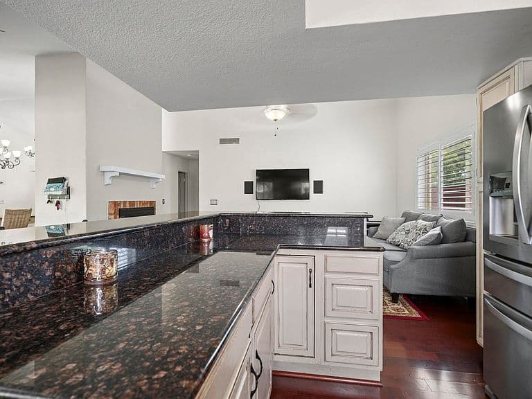 1338 E SUNBURST Lane photo 4