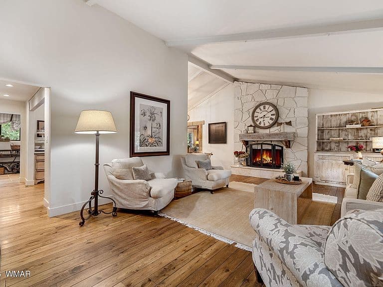 681 W Apache Ln photo 3