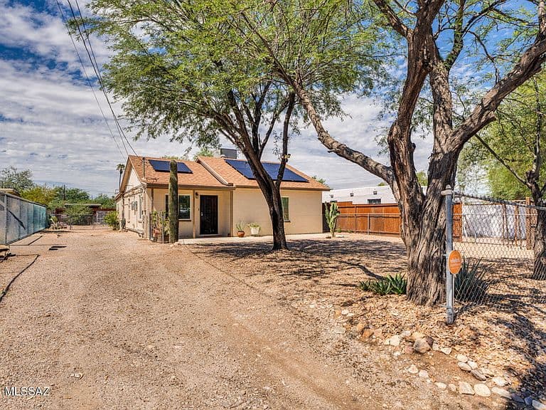 2743 N Cortez Pl photo 2