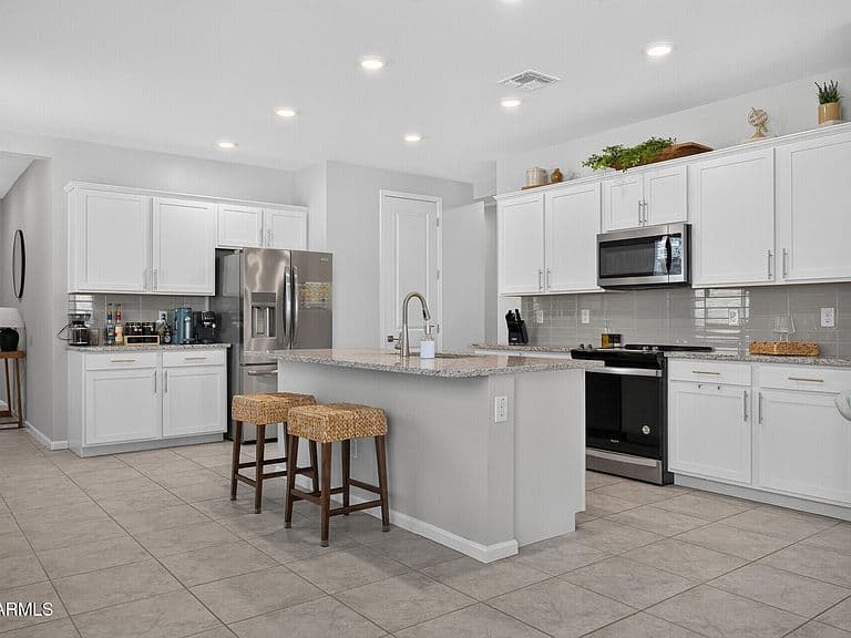 24568 W HILTON Avenue photo 2